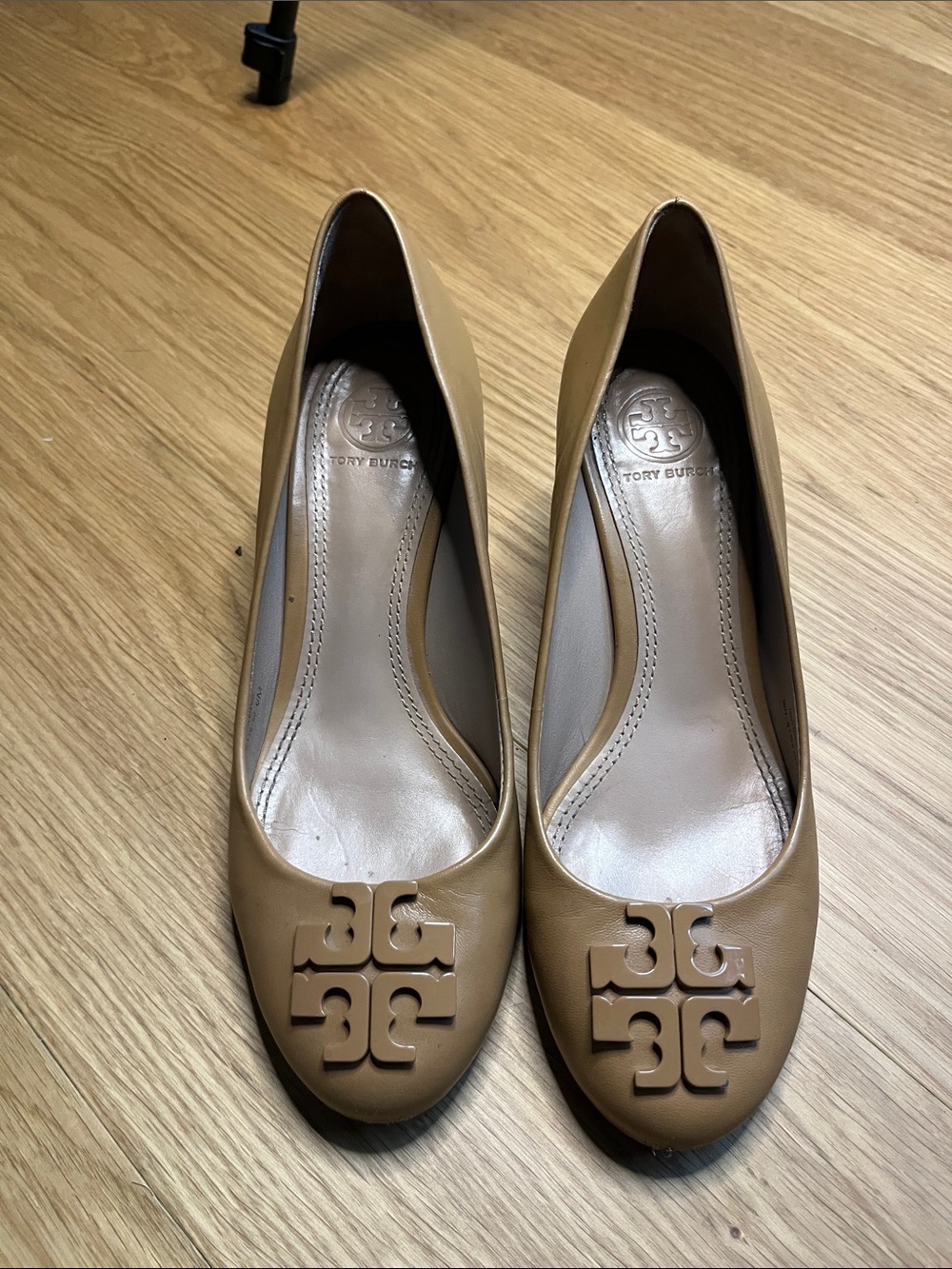 Tory Burch Women’s Lowell Beige Leather Wedge Pumps size 6